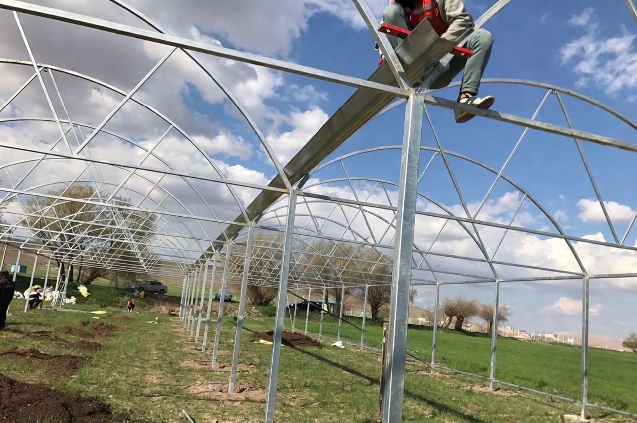 Step-by-step greenhouse installation process illustration